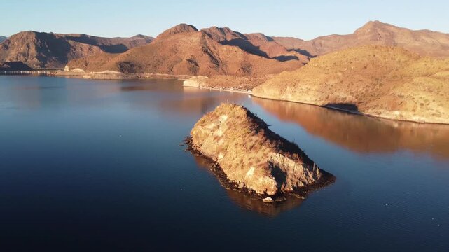 360 degree pan over Mexican ocean bay 