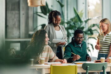 Obraz premium Diverse business team collaborating in creative office meeting
