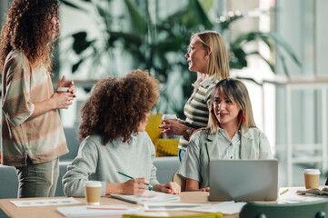 Obraz premium Women colleagues collaborating during office coffee break