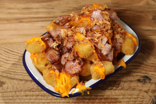 Plat de frites avec viande et fromage fondu