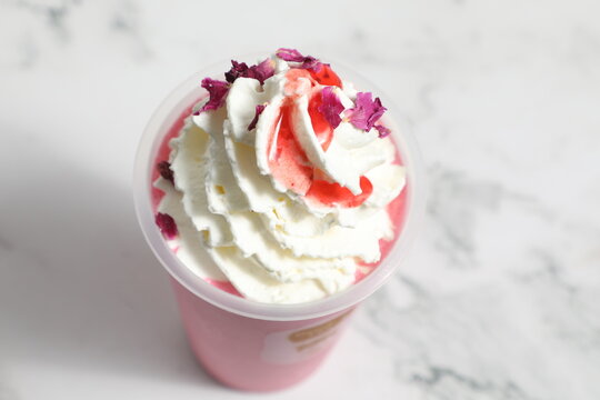 Dessert au restaurant avec cr&egrave;me fouett&eacute;e