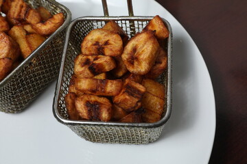 Banane plantain frite dans des paniers © robin-clouet.fr