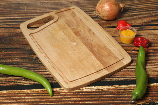 Recto d'une planche en bois avec des aliments