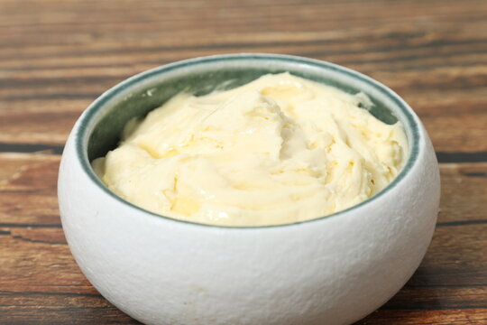 Pur&eacute;e pr&eacute;sent&eacute;e dans un bol sur une table en bois
