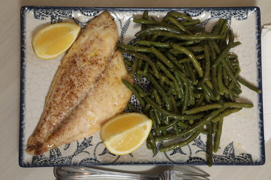 Poisson haricot sur une assiette avec des agrumes