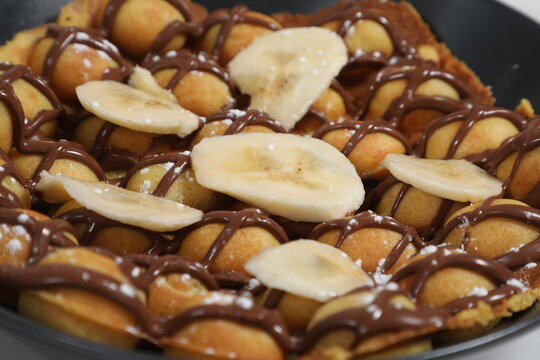 Gauffre avec bananes et caramel &agrave; d&eacute;guster