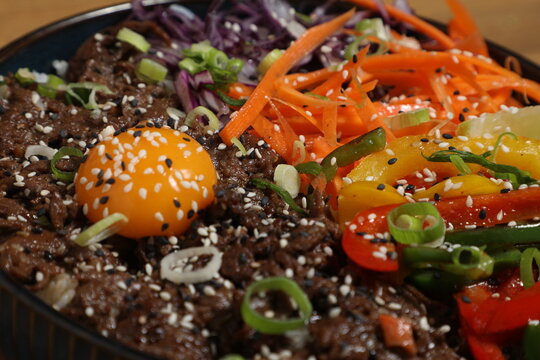 Un plat asiatique color&eacute; avec des l&eacute;gumes frais