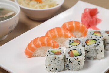 Maki sushi sur une assiette avec du wasabi © robin-clouet.fr