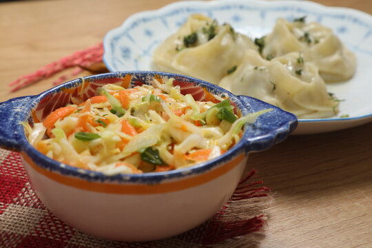 Raviolis asiatiques avec salade de l&eacute;gumes
