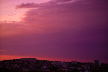 Obraz premium Beautiful Sunset Sky with Golden and Purple Clouds. Cinematic Horizon