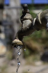 Grifo exterior que gotea en verano, lo que muestra una prohibici&oacute;n o escasez conceptual de agua 