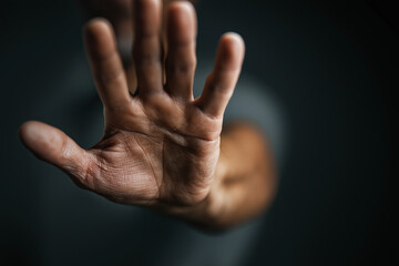 Obraz premium A human hand makes a firm and clear stop gesture.