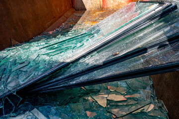 Zerbrochene Flachglasscheiben in einem recycling Container © focus finder