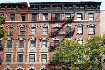 New York, old apartment building with stone decorations around window frames © Spiroview Inc.