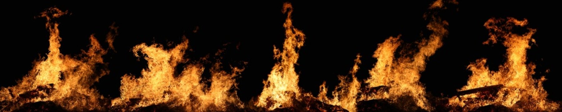 Mehrere brennende Feuer mit verschiedenen Muster und Formen und rot-orangen Flammen
