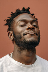 Naklejka premium Joyful Male Portrait with Afro-Textured Hair and Friendly Smile: Embracing Relaxation, Modern Fashion, and Self-Care