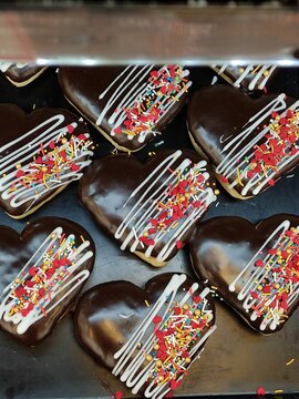 Delicious heart-shaped chocolate donuts, colorful and decorated.Deliciosas donas de chocolate en forma de corazones, coloridas, decoradas,(72)