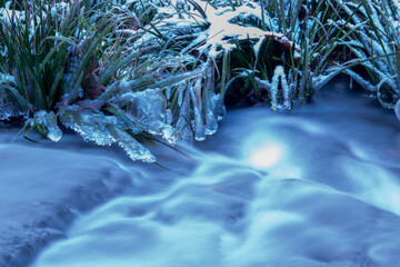 一番寒い日に岸が凍る渓流の流れ