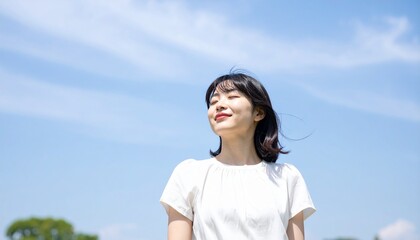 青空の下で微笑む日本人女性, Smiling Japanese Woman Under Clear Blue Sky