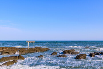 大洗磯前神社の海に立つ神磯の鳥居
