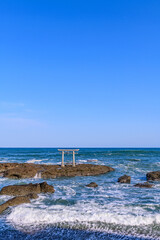 大洗磯前神社の海に立つ神磯の鳥居
