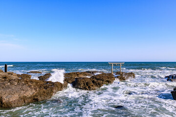 大洗磯前神社の海に立つ神磯の鳥居
