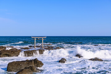 大洗磯前神社の海に立つ神磯の鳥居
