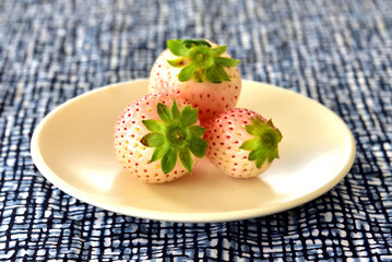 お皿のイチゴ