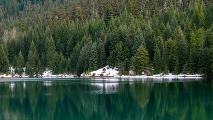 A serene alpine escape in the cascade - Gold Creek Pond in Snoqualmie Pass, Washington state, USA © Deyao