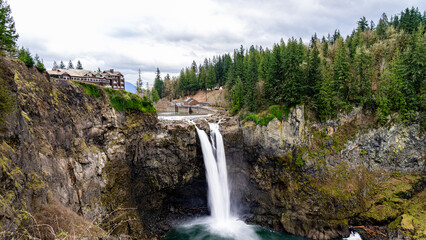 Obraz premium Snoqualmie Falls: Majestic cascading waters