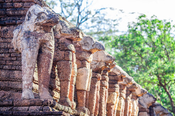 Fototapeta premium The backdrop of historical tourist attractions in Kamphaeng Phet features ancient sites, churches, and beautiful sculptures, providing students and tourists with opportunities to study its history.