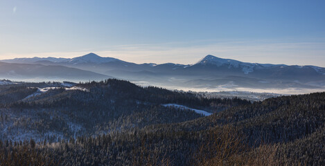Obraz premium Mountain view with snow-covered landscape in winter morning light