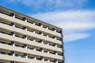 マンションと青空