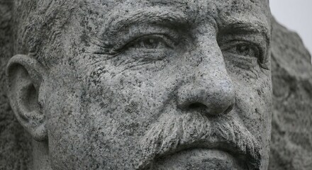 Obraz premium Close-up of Theodore Roosevelt face carved into the granite of Mount Rushmore, South Dakota, representing an adult white male leader outdoors in a monumental stone sculpture at the National Memorial.
