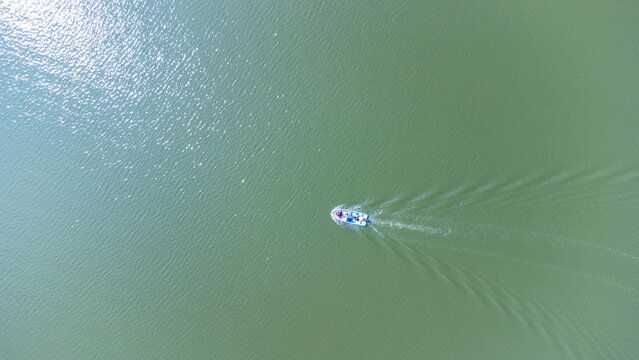 Lancha sobre el agua