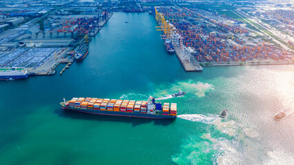 Naklejka premium Large heavy lift cargo ship transporting massive wind turbine blades across the deep blue ocean. Global logistics for renewable energy and maritime shipping industry business concept.