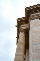 Naklejka premium View of stone columns against a cloudy sky at a historic building in the afternoon