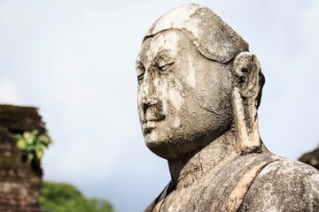 Obraz premium Ancient Stone Buddha Statue at a Historic Sri Lankan Temple, Polonnaruwa, Sri Lanka
