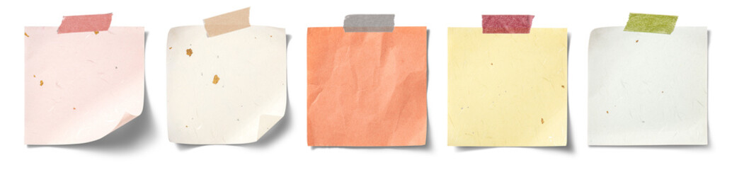 壁にテープで貼られた和紙でできた正方形のメモ