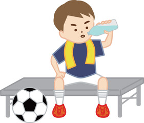 首にタオルを巻いてベンチに座って水分補給をするサッカー少年
