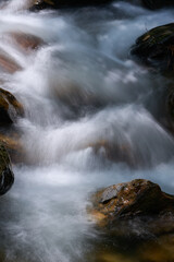 【くらがり渓谷】岩場を流れ落ちる水流