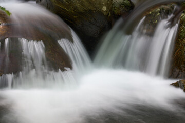 【くらがり渓谷】二つの流れが合流する渓流 © sigemin