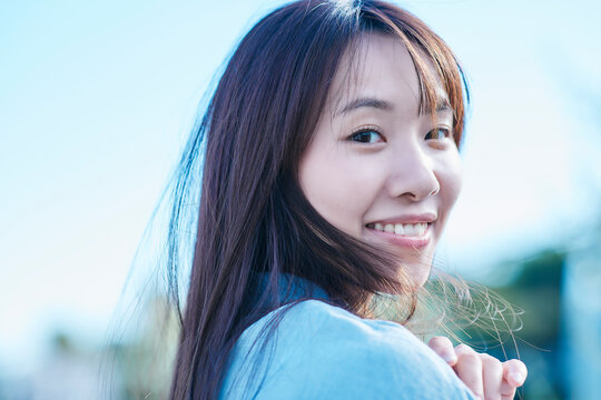 屋外で微笑む若い女性