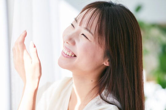 屋内で微笑む若い女性