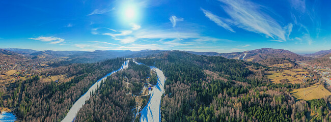Wisła, miasto turystyczne z bardzo rozwiniętą infrastrukturą sportową z pięknymi stokami narciarskimi. Skalite, stok w Wiśle zimą z lotu ptaka. © Franciszek