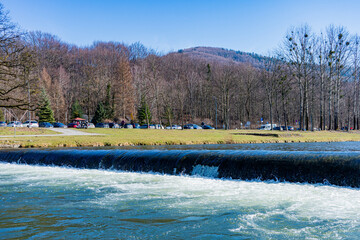 Rzeka Wisła w Ustroniu na Śląsku w Polsce zimą z kaczkami w wodzie. © Franciszek