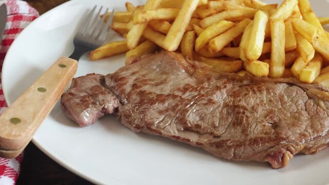 Entrec&ocirc;te de boeuf grill&eacute;e et frites