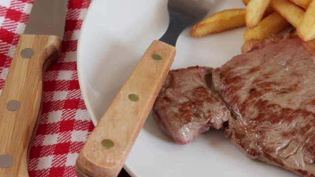 Entrec&ocirc;te de boeuf grill&eacute;e et frites