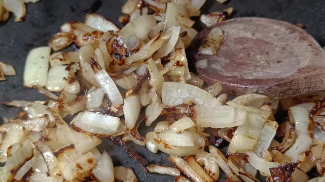 Oignons &eacute;minc&eacute;s en cuisson dans une po&ecirc;le