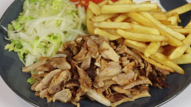 Assiette de kebab, frites et salade